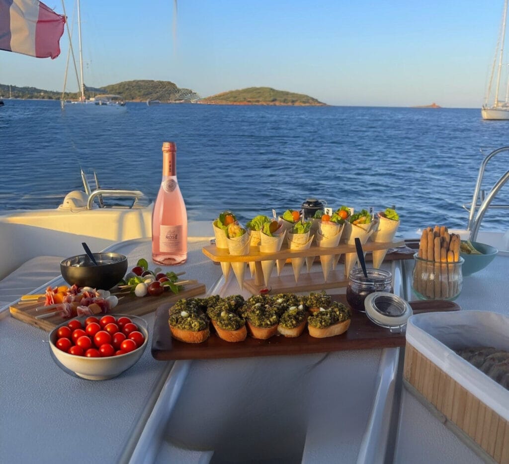 Apéritif gourmand en bateau privé sur la Côte d’Azur