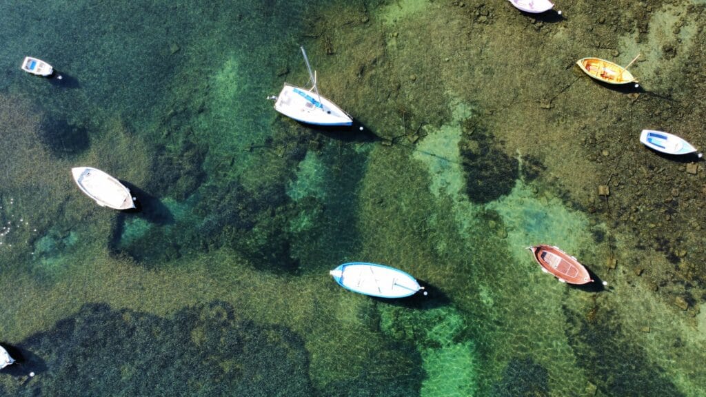 Les eaux turquoise du Port de l'Olivette