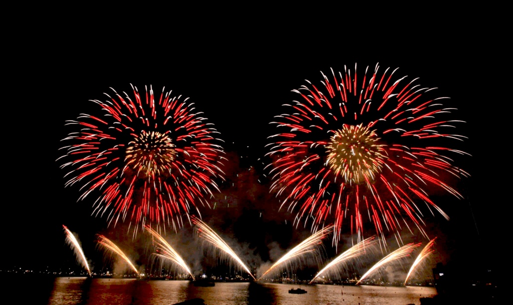 Feux d'artifice en mer à Cannes