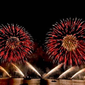 Feux d'artifice en mer à Cannes