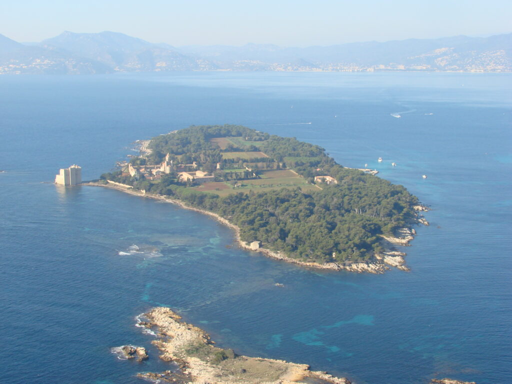 Son paysage est composé de forêts de pins, de vignobles, de chapelles anciennes et de bâtiments monastiques. Dès l’arrivée sur l’île, le visiteur ressent une ambiance hors du temps.