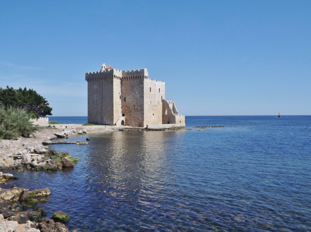 vue du monastère fortifié de Lérins, façade massive face à la mer.