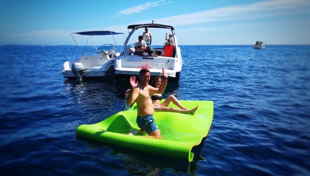 Bateau et tapis de jeu